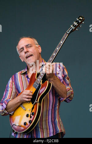 LARRY CARLTON suona la chitarra con lo zaffiro blues band al MONTEREY JAZZ FESTIVAL Foto Stock