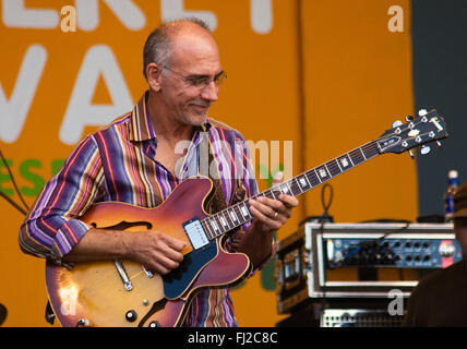 LARRY CARLTON suona la chitarra con lo zaffiro blues band al MONTEREY JAZZ FESTIVAL Foto Stock