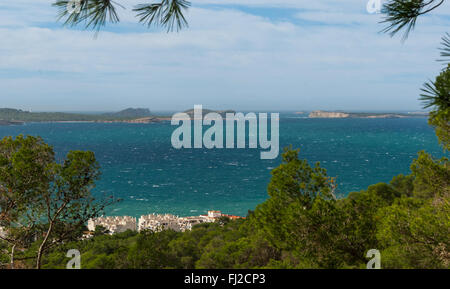 Hill vista laterale da Sant Antoni de Portmany, Ibiza Baleari in mare su una radura giorno nel mese di novembre, famoso distante Conejera islan Foto Stock