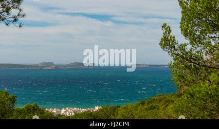 Hill vista laterale da Sant Antoni de Portmany, Ibiza Baleari in mare su una radura giorno nel mese di novembre, famoso distante Conejera islan Foto Stock