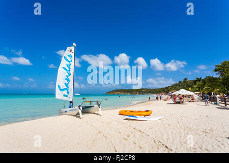 Sandali Hobie catamarano sulle immacolate Dickenson Bay beach, a nord Antigua Antigua e Barbuda, West Indies in una giornata di sole Foto Stock