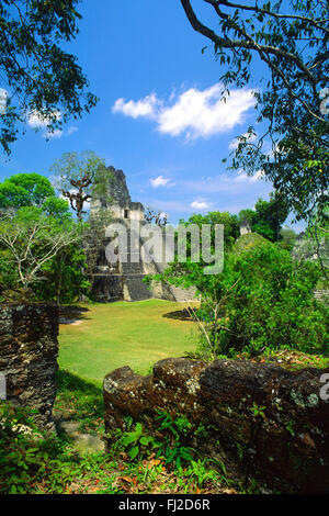 Tempio II, 125 ft. tall & datato al 700 D.C. un antico residuo della grande civiltà Maya - Tikal, Guatemala Foto Stock