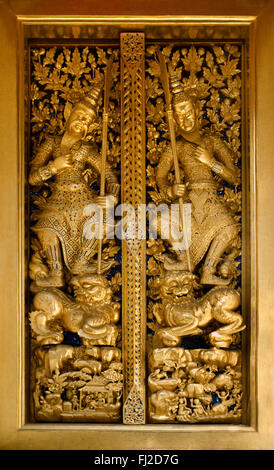 Oro porte dorato a Bangkok il Grand Palace COMPLES, costruito dalla Thailandia del primo re nel 1782 e aggiunti a da ogni re poiché - B Foto Stock