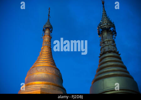 MANDALAY, Myanmar - la Pagoda Sutaungpyei si trova in cima alla collina Mandalay, offrendo vedute panoramiche della città sottostante. Lo stupa dorato della pagoda brilla alla luce del sole, circondato da padiglioni e santuari ornati. Visitatori e pellegrini esplorano il complesso del tempio, alcuni si fermano per pregare o fare offerte presso le varie statue di Buddha. Foto Stock