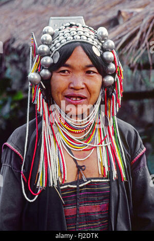 AKHA donna tribale che indossano il tradizionale testa argento abito - Northern, Thailandia Foto Stock