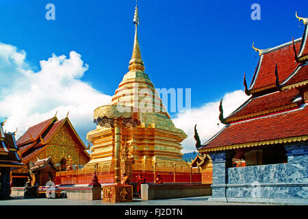 WAT PRATHAT (Doi Suthep) sorge su una collina al di sopra di CHIANG MAI - Thailandia Foto Stock