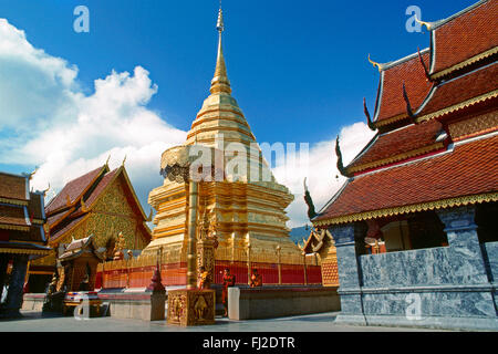 WAT PRATHAT (Doi Suthep) sorge su una collina al di sopra di CHIANG MAI - Thailandia Foto Stock