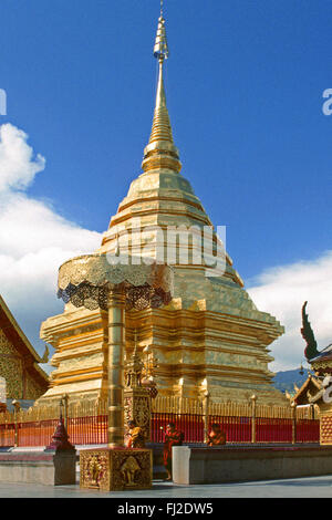 WAT PRATHAT (Doi Suthep) sorge su una collina al di sopra di CHIANG MAI - Thailandia Foto Stock