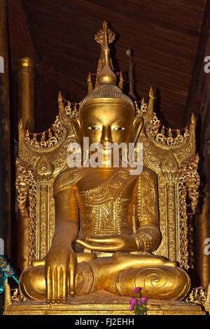 Dorare la statua di Buddha a NGA HPE CHAUNG noto come Jumping Cat monastero - Lago Inle, MYANMAR Foto Stock