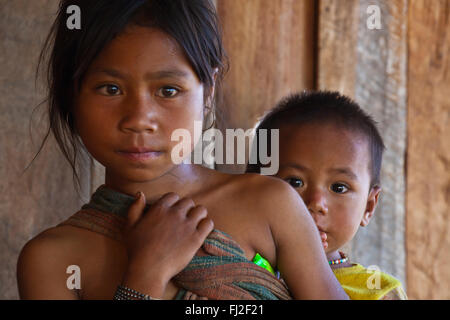 I fratelli della tribù di Ann in un villaggio nei pressi di Kengtung o KYAINGTONG - Myanmar Foto Stock