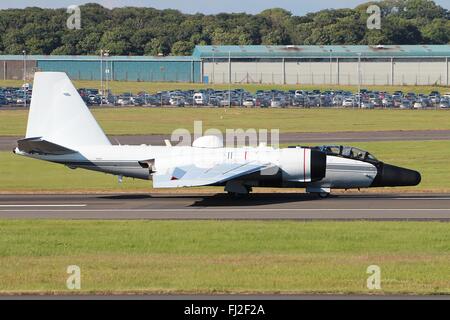 N926NA, a Martin WB-57F Canberra azionato dalla NASA, in atterraggio a Prestwick International Airport dopo un volo transatlantico. Foto Stock