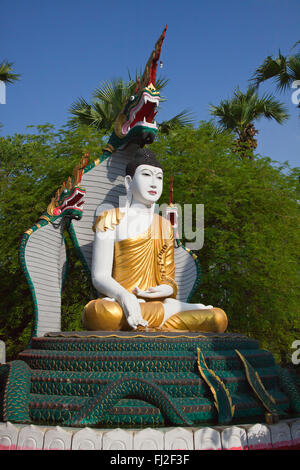 Statua del Buddha con cobras nella storica INWA che è servita come regni birmani di capitale per 400 anni - Myanmar Foto Stock