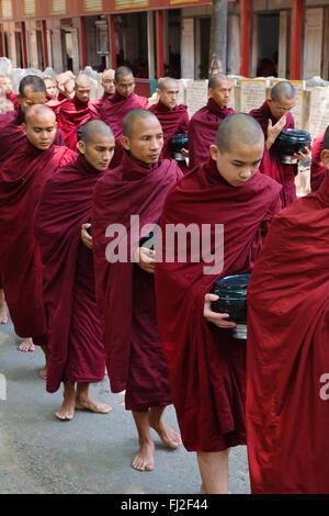 I monaci buddisti sono alimentati ogni giorno alle 11.00 presso il monastero MAHAGANDAYON - Mandalay, MYANMAR Foto Stock