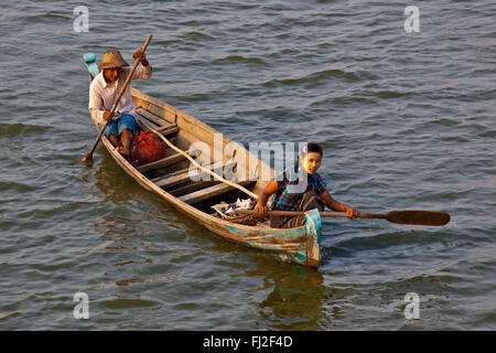 Pescatore sul lago Taungthaman nelle prime ore del mattino - AMARAPURA, MYANMAR Foto Stock