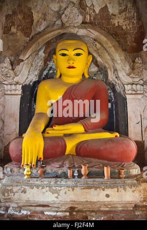 Statua di Buddha nel TAUNG MIN GYI pagoda in complesso AMARAPURA la vecchia capitale reale 11 chilometri da MANDALAY - Myanmar Foto Stock