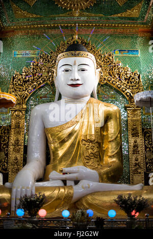 SAGAING, Myanmar - situata sulla cima della collina Nga-pha, la Pagoda Soon Oo Pon Nya Shin è una delle numerose pagode e templi del distretto religioso di Sagaing, vicino a Mandalay. La pagoda originale risale al 674. Foto Stock