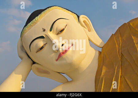 La MYA THA LYAUNG Buddha reclinato è uno dei più grandi del mondo - BAGO, MYANMAR Foto Stock