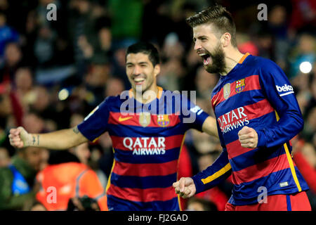 Barcellona, Spagna. 28 Feb, 2016. Per Barcellona Gerard Pique (R) celebra dopo rigature durante la prima divisione spagnola partita di calcio contro Sevilla a Barcellona, Spagna, 28 febbraio, 2016. Barcellona ha vinto 2-1. Credito: Pau Barrena/Xinhua/Alamy Live News Foto Stock