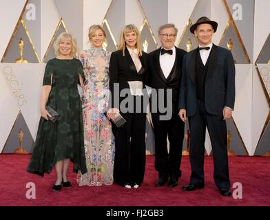 Los Angeles, CA, Stati Uniti d'America. 28 Feb, 2016. Gli ospiti, Kate Capshaw, Steven Spielberg, Mark Rylance presso gli arrivi per la 88th Academy Awards Oscars 2016 - Arrivi 2, Dolby Theatre a Hollywood e Highland Center, Los Angeles, CA 28 febbraio 2016. Credito: Elizabeth Goodenough/Everett raccolta/Alamy Live News Foto Stock