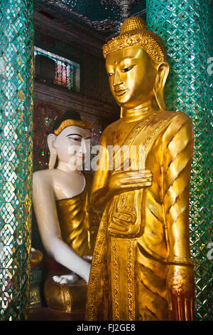 Statue di Buddha sono venerate presso la Shwedagon Paya o pagoda risalente a 2600 anni - YANGON, MYANMAR Foto Stock