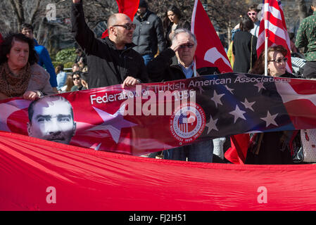 New York, Stati Uniti. Il 23 febbraio, 2016. Un gruppo di dimostranti di tenere un banner per la Federazione Turca della associazioni americane. Diverse decine di membri del New York metro-area Turkish-American comunità organizzato dalla Federazione Turca della associazioni americane si sono stretti in Union Square Park a sostegno delle forze militari turche impegnato in un conflitto armato interno con i gruppi terroristici compresi, come il gruppo sostiene, PKK (Partito dei Lavoratori del Kurdistan) militanti nel sud-est della Turchia. © Albin Lohr-Jones/Pacific Press/Alamy Live News Foto Stock