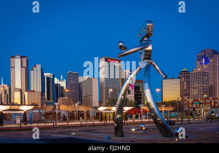 Scultura di metallo "Viaggi Man', in Deep Ellum quartiere di Dallas, Texas Foto Stock