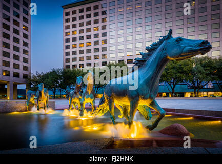Mustangs a Las Colinas è una scultura in bronzo di Robert Glen, che decora la Williams Square a Las Colinas in Irving, Texas. Foto Stock