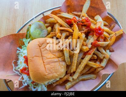 Hamburger con patatine fritte, insalata, ketchup nel cestello Foto Stock