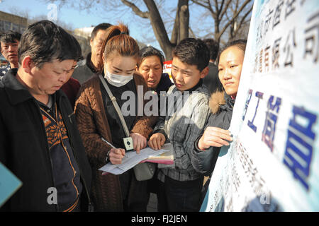 Lvliang cinese nella provincia di Shanxi. 28 Feb, 2016. Le persone che frequentano un processo equo in Natalino, città del nord della Cina nella provincia dello Shanxi, 28 febbraio, 2016. Una fiera del lavoro che offre 3318 posti vacanti aperto qui di domenica. © Zhang Jianyi/Xinhua/Alamy Live News Foto Stock