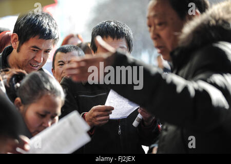 Lvliang cinese nella provincia di Shanxi. 28 Feb, 2016. Le persone che frequentano un processo equo in Natalino, città del nord della Cina nella provincia dello Shanxi, 28 febbraio, 2016. Una fiera del lavoro che offre 3318 posti vacanti aperto qui di domenica. © Zhang Jianyi/Xinhua/Alamy Live News Foto Stock