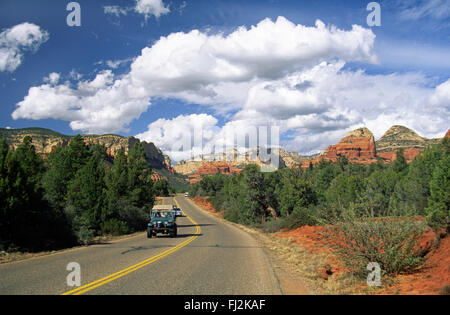 Il Red Rock Country dietro una vettura in Boynton canyon PASS Road in segreto Mountain Wilderness - Sedona, in Arizona Foto Stock