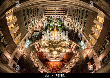 Novotel Suvarnabhumi Airport Hotel Atrio interno Bangkok Thailandia | BANGKOK, Thailandia — L'atrio interno sontuoso del Novotel Suvarnabhumi Airport Hotel a Tambon Nong Prue, Chang Wat Samut Prakan, è una caratteristica prominente. Il design dell'hotel unisce senza soluzione di continuità l'estetica moderna con elementi tradizionali thailandesi, creando un'atmosfera lussuosa per gli ospiti. La sua posizione strategica, direttamente collegata all'aeroporto Suvarnabhumi (BKK), lo rende una scelta popolare per i viaggiatori internazionali. Questa comodità si rivolge specificamente a coloro che transitano o soggiornano vicino al vivace principale aeroporto di Bangkok Foto Stock