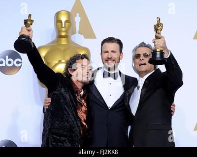 Los Angeles, CA, Stati Uniti d'America. 28 Feb, 2016. Mark Mangini, David White, vincitori: Best Achievement in Sound Editing, per il film MAD MAX: FURY ROAD, con il presentatore, Chris Evans in sala stampa per la 88th Academy Awards Oscars 2016 - Sala Stampa, Dolby Theatre a Hollywood e Highland Center, Los Angeles, CA 28 febbraio 2016. Credito: Elizabeth Goodenough/Everett raccolta/Alamy Live News Foto Stock