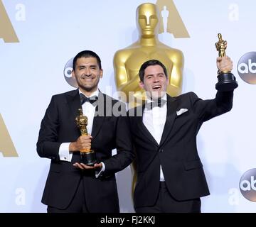 Los Angeles, CA, Stati Uniti d'America. 28 Feb, 2016. Pato Escala Pierart, Gabriel Osorio Vargas, vincitori: il miglior cortometraggio animato per la Historia de ONU OSO in sala stampa per la 88th Academy Awards Oscars 2016 - Sala Stampa, Dolby Theatre a Hollywood e Highland Center, Los Angeles, CA 28 febbraio 2016. Credito: Elizabeth Goodenough/Everett raccolta/Alamy Live News Foto Stock