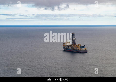 Esplorativo di perforazione offshore da drillship, dalla vista di cui sopra Foto Stock