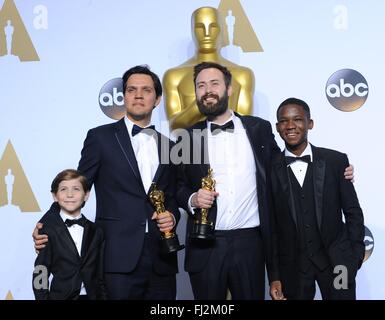 Los Angeles, CA, Stati Uniti d'America. 28 Feb, 2016. Giacobbe Tremblay, Shan Christopher Ogilvie, Benjamin Cleary, vincitori: Miglior Cortometraggio live action, STUTTERER, Abramo Attah in sala stampa per la 88th Academy Awards Oscars 2016 - Sala Stampa, Dolby Theatre a Hollywood e Highland Center, Los Angeles, CA 28 febbraio 2016. Credito: Elizabeth Goodenough/Everett raccolta/Alamy Live News Foto Stock