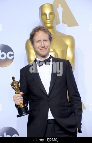 Los Angeles, CA, Stati Uniti d'America. 28 Feb, 2016. Laszlo Nemes, VINCITORE: Miglior Film in lingua straniera dell'anno per SAUL FIA in sala stampa per la 88th Academy Awards Oscars 2016 - Sala Stampa, Dolby Theatre a Hollywood e Highland Center, Los Angeles, CA 28 febbraio 2016. Credito: Elizabeth Goodenough/Everett raccolta/Alamy Live News Foto Stock