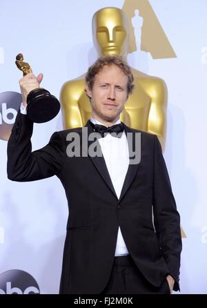 Los Angeles, CA, Stati Uniti d'America. 28 Feb, 2016. Laszlo Nemes, VINCITORE: Miglior Film in lingua straniera dell'anno per SAUL FIA in sala stampa per la 88th Academy Awards Oscars 2016 - Sala Stampa, Dolby Theatre a Hollywood e Highland Center, Los Angeles, CA 28 febbraio 2016. Credito: Elizabeth Goodenough/Everett raccolta/Alamy Live News Foto Stock