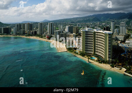 Alto hotel sulla spiaggia di Waikiki Beach - Oahu, HAWAII Foto Stock