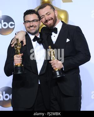 Los Angeles, CA, Stati Uniti d'America. 28 Feb, 2016. James Napier, aka Jimmy la nuca, Sam Smith, vincitori: Best Achievement in musica scritta per Motion Pictures, canzone originale per WRTING sulla parete dal film spettro in sala stampa per la 88th Academy Awards Oscars 2016 - Sala Stampa, Dolby Theatre a Hollywood e Highland Center, Los Angeles, CA 28 febbraio 2016. Credito: Elizabeth Goodenough/Everett raccolta/Alamy Live News Foto Stock