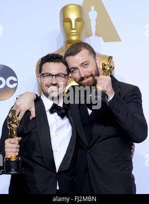 Los Angeles, CA, Stati Uniti d'America. 28 Feb, 2016. James Napier, aka Jimmy la nuca, Sam Smith, vincitori: Best Achievement in musica scritta per Motion Pictures, canzone originale per WRTING sulla parete dal film spettro in sala stampa per la 88th Academy Awards Oscars 2016 - Sala Stampa, Dolby Theatre a Hollywood e Highland Center, Los Angeles, CA 28 febbraio 2016. Credito: Elizabeth Goodenough/Everett raccolta/Alamy Live News Foto Stock