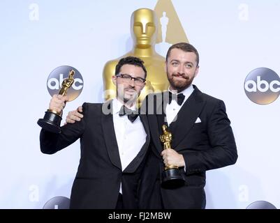 Los Angeles, CA, Stati Uniti d'America. 28 Feb, 2016. James Napier, aka Jimmy la nuca, Sam Smith, vincitori: Best Achievement in musica scritta per Motion Pictures, canzone originale per WRTING sulla parete dal film spettro in sala stampa per la 88th Academy Awards Oscars 2016 - Sala Stampa, Dolby Theatre a Hollywood e Highland Center, Los Angeles, CA 28 febbraio 2016. Credito: Elizabeth Goodenough/Everett raccolta/Alamy Live News Foto Stock