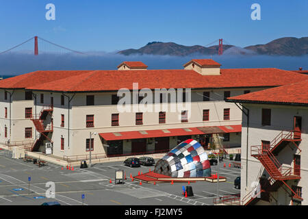 FORT Mason e il Golden Gate Bridge che salgono attraverso Oceano Pacifico nebbia - SAN FRANCISCO, CALIFORNIA Foto Stock