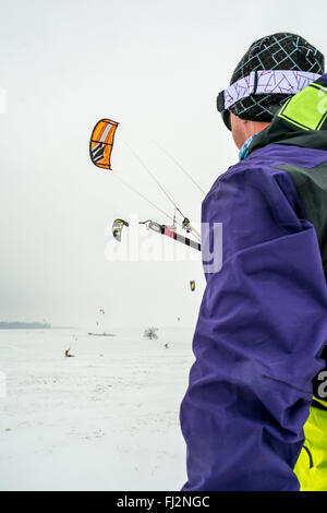 L'uomo kite sciare sulla neve nel vento Foto Stock