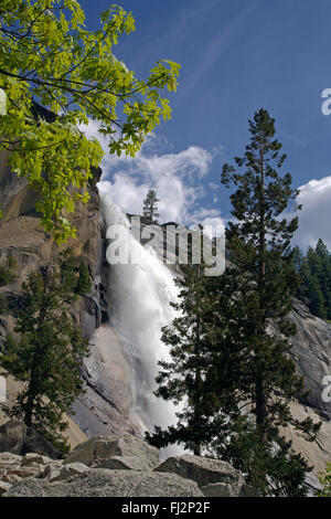 NEVADA FALLS che scende 594 piedi come teste nella Yosemite Valley - Yosemite National Park, California Foto Stock