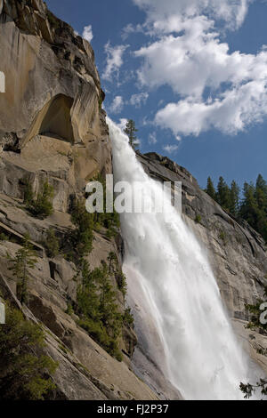 NEVADA FALLS che scende 594 piedi come teste nella Yosemite Valley - Yosemite National Park, California Foto Stock