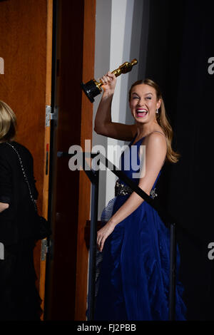 Los Angeles, Stati Uniti d'America. 28 Feb, 2016. Brie Larson di 'camera' pone dopo aver vinto il premio Oscar per la migliore attrice durante la 88th Academy Awards al Dolby Theatre di Los Angeles, gli Stati Uniti, il 28 febbraio, 2016. Credito: Yang Lei/Xinhua/Alamy Live News Foto Stock