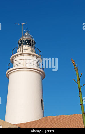 Maiorca, isole Baleari, Spagna: il faro di Capdepera, che segna il canale che separa Mallorca da Minorca Foto Stock