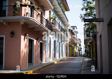 CITTÀ DI PANAMA, Panama: Edifici e architettura coloniale spagnola sulle strade dello storico quartiere casco Viejo (San Felipe) di Panama City, Panama. L'area fu fondata nel XVII secolo dopo che una parte più antica di Panama, Panama Viejo, fu saccheggiata e distrutta. Casco Viejo gode ora di protezione come sito patrimonio dell'umanità dell'UNESCO che impone regole rigorose su come vengono effettuati i lavori di ristrutturazione degli edifici. Foto Stock