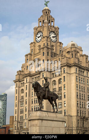 Statua del re Edward VII sul molo di testa in Liverpool con il Royal Liver Building dietro. La statua è stata eretta nel 1921. Foto Stock